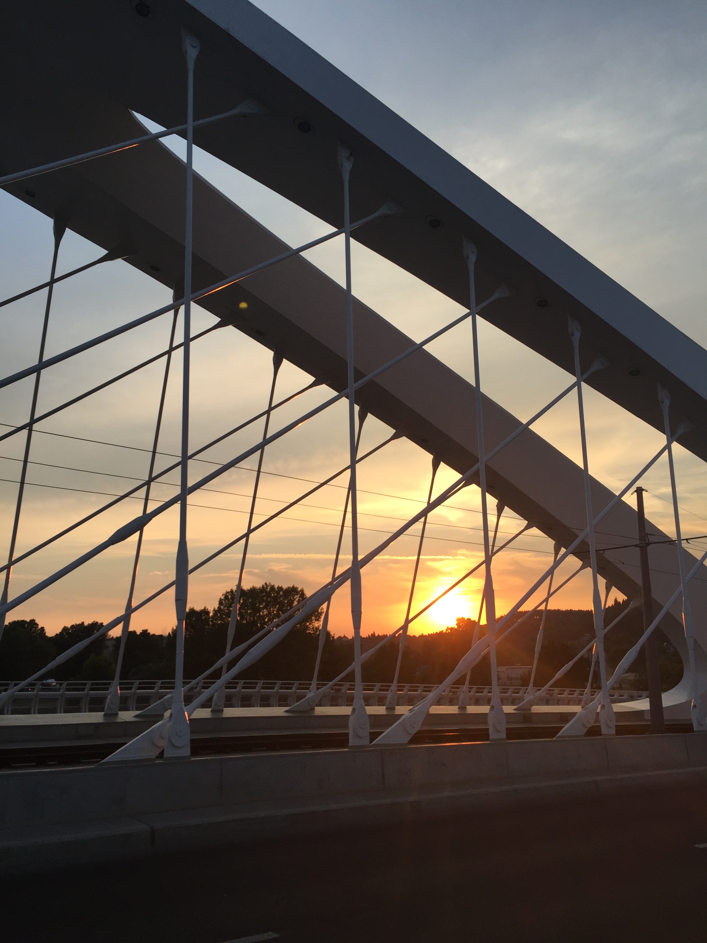 Západ slunce zkrz most