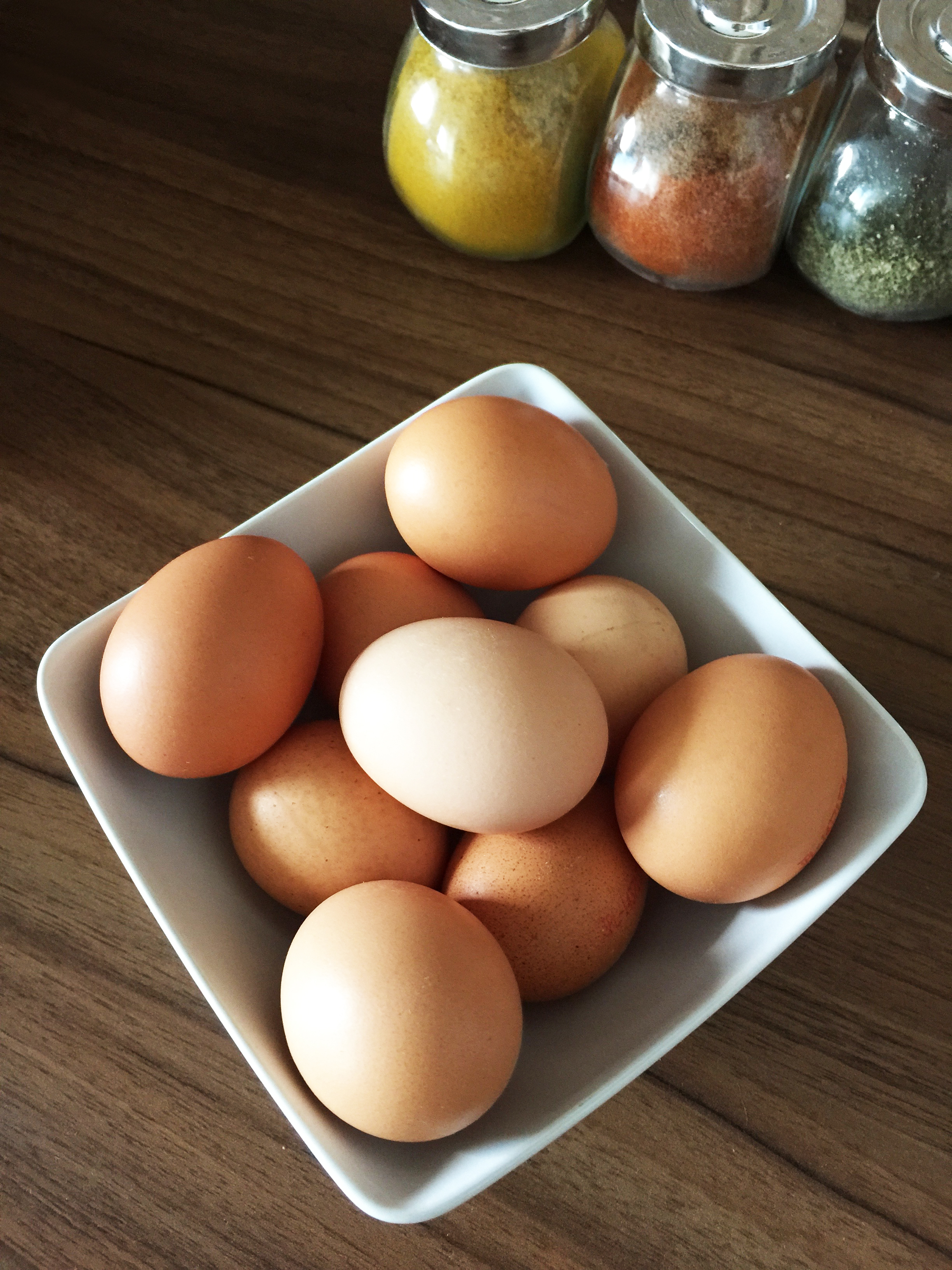 Čerstvá domácí vejce v misce 