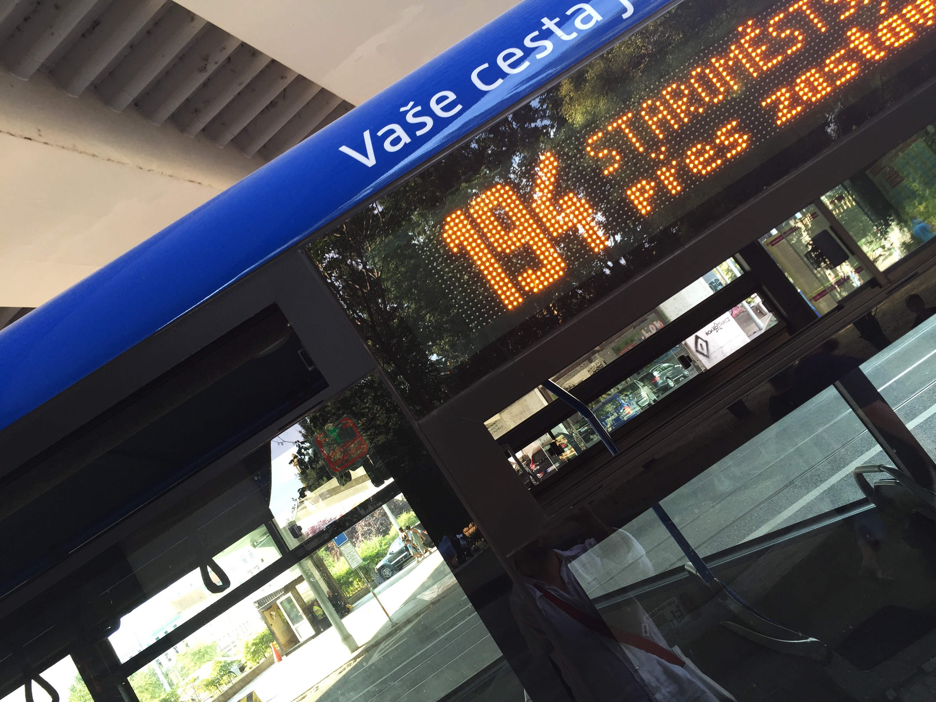Autobus městské hromadné dopravy Autobus městské hromadné dopravy