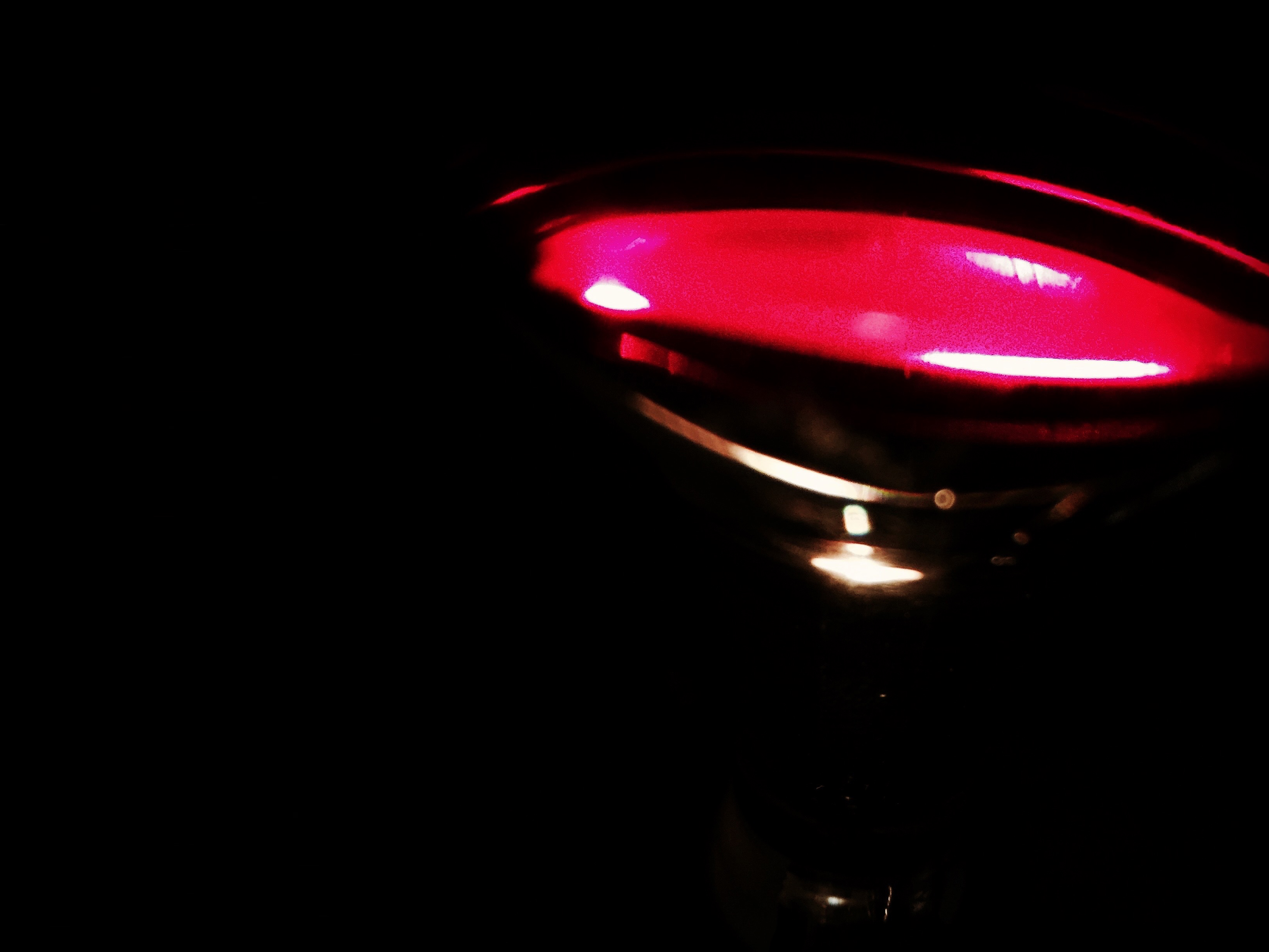 Detail sklenice červeného vína 