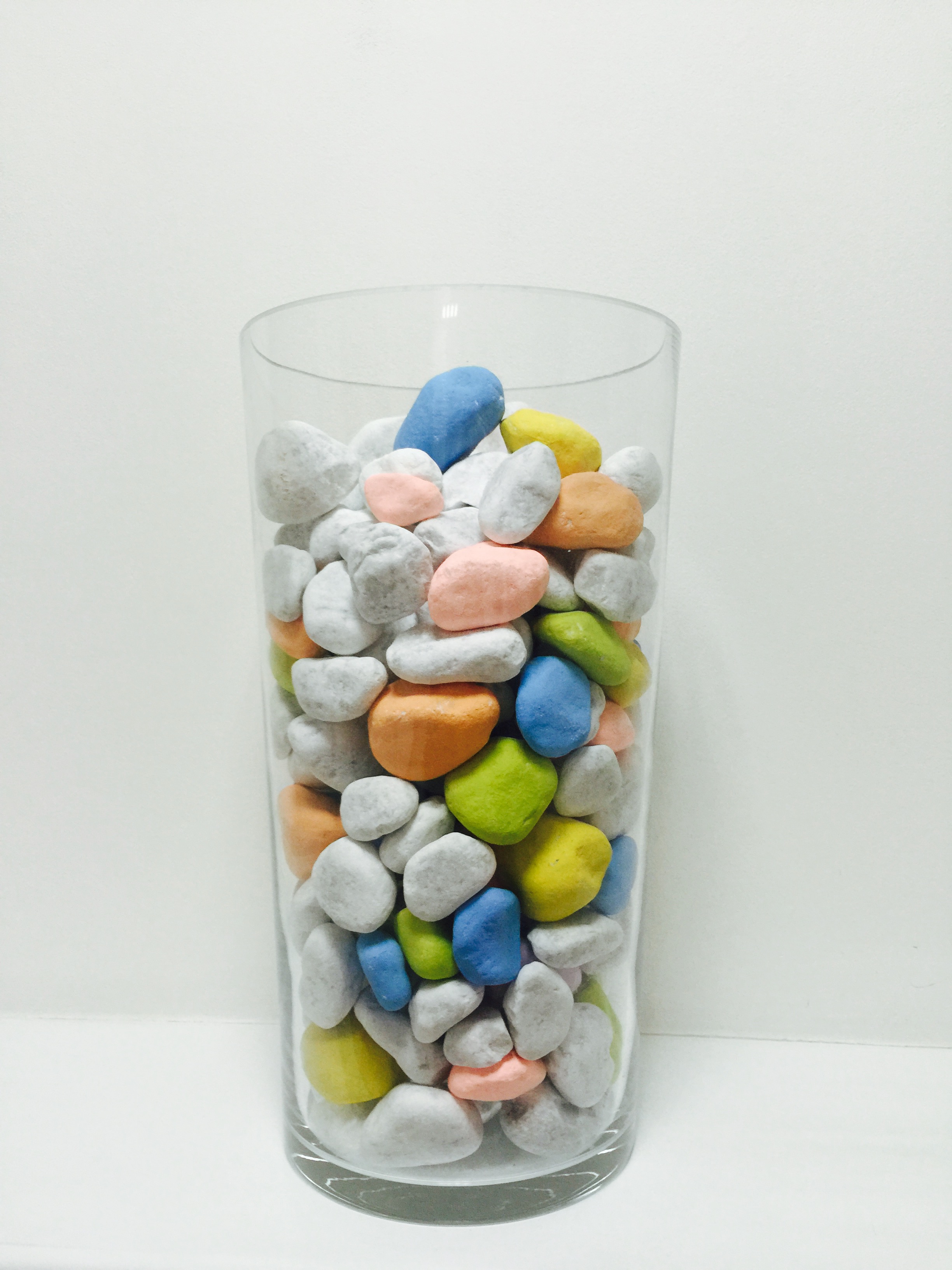Skleněná váza s barevnými kameny