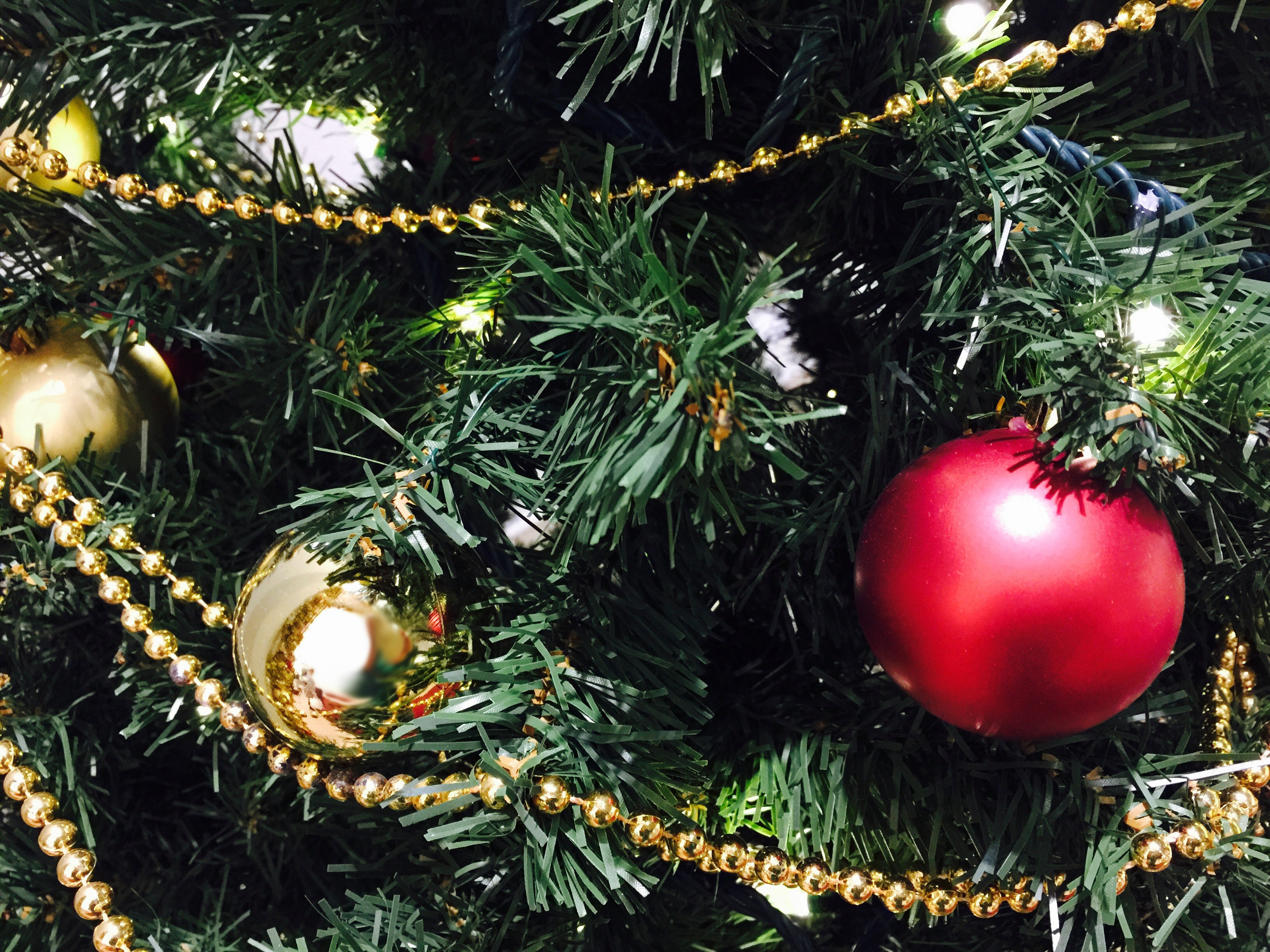 vánoční ozdoby na stromku 