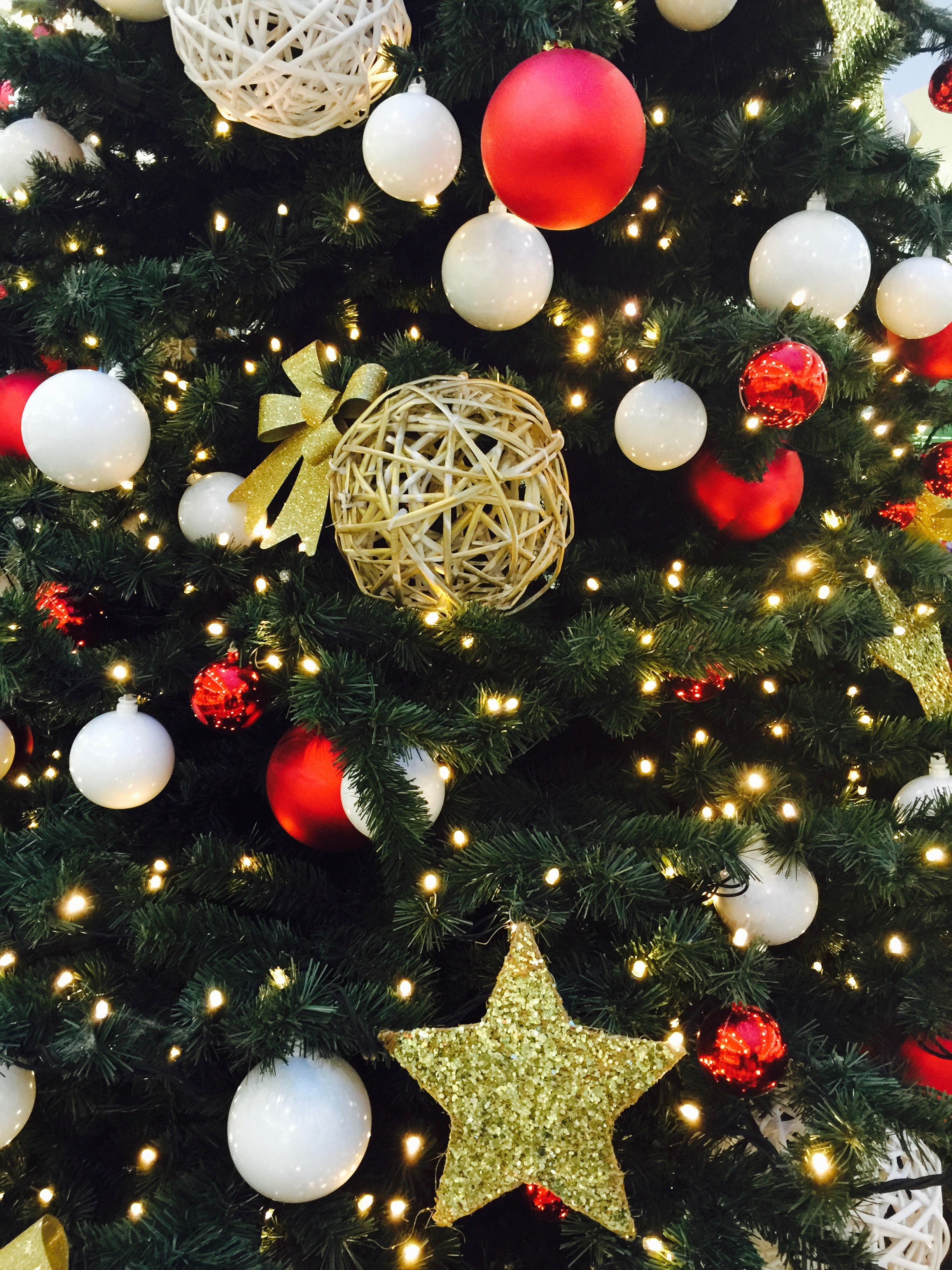vánoční ozdoby na stromku 