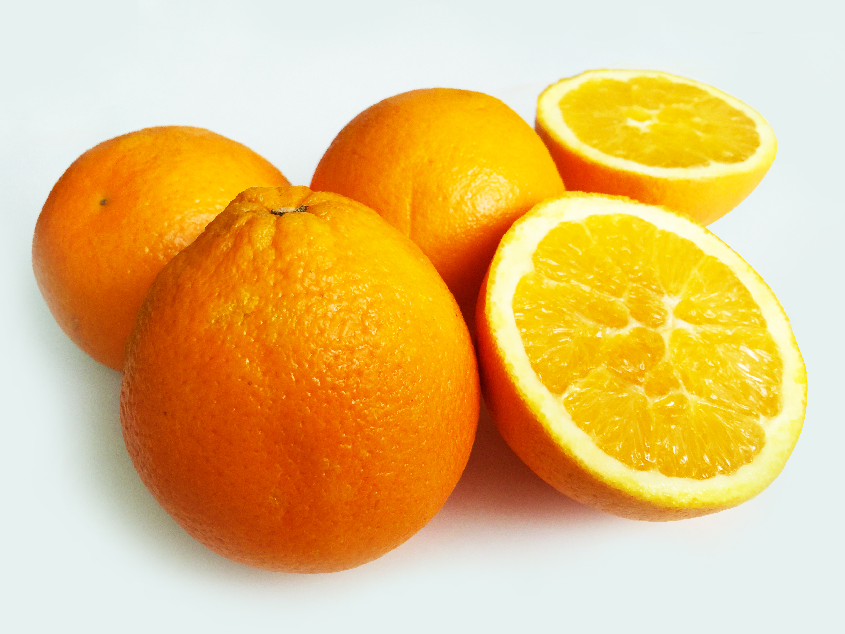 Ilustrační fotografie čerstvých pomerančů 