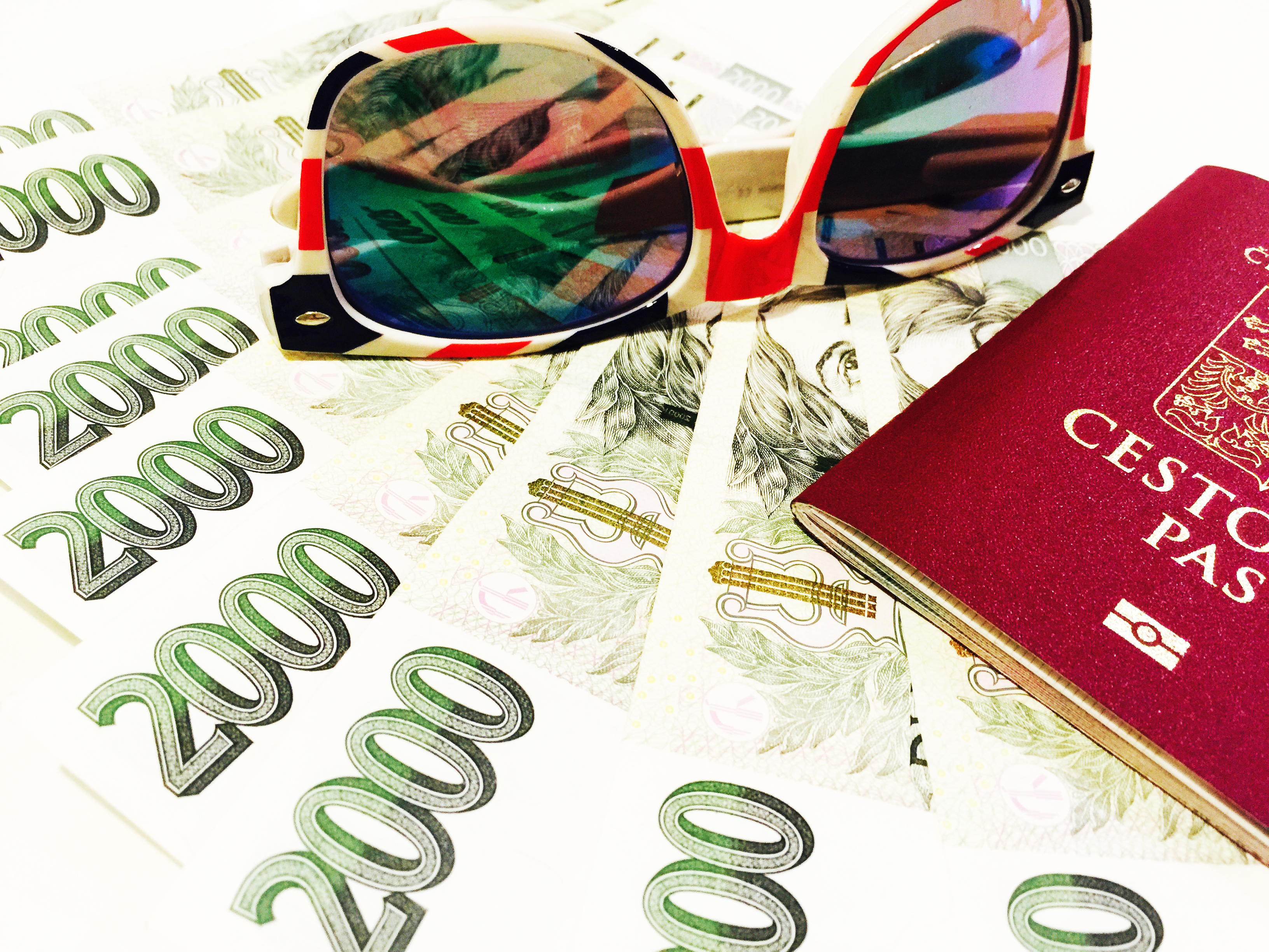 České bankovky a cestovní pas na dovolenou