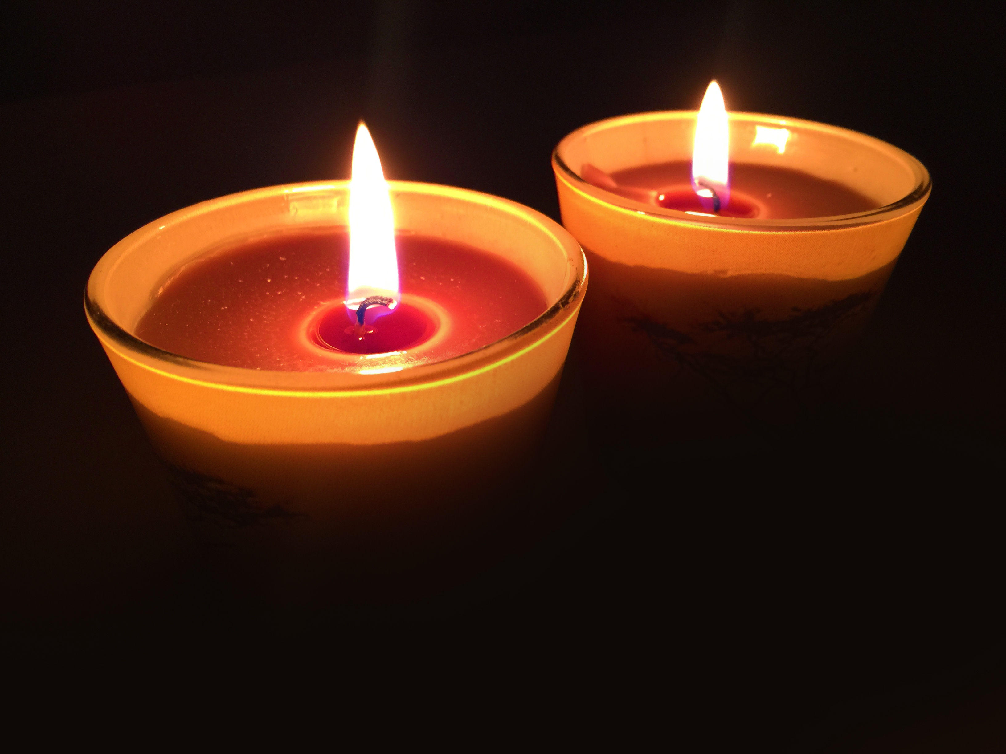 svíčky ve tmě 