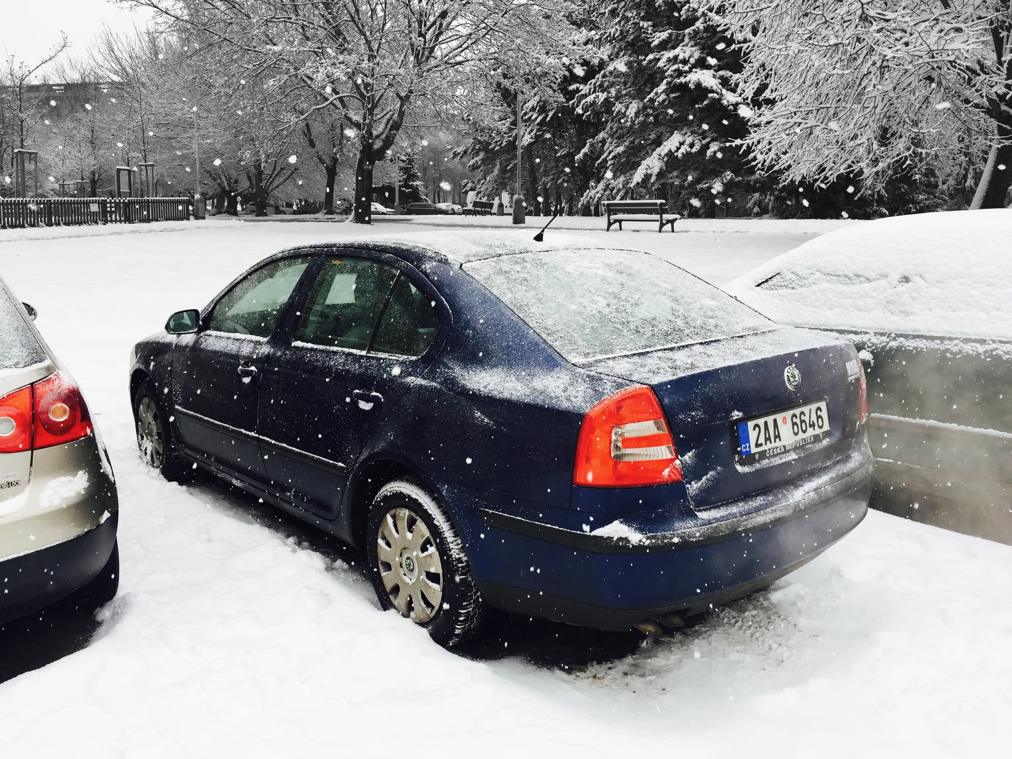 Zasněžené auto v zimě