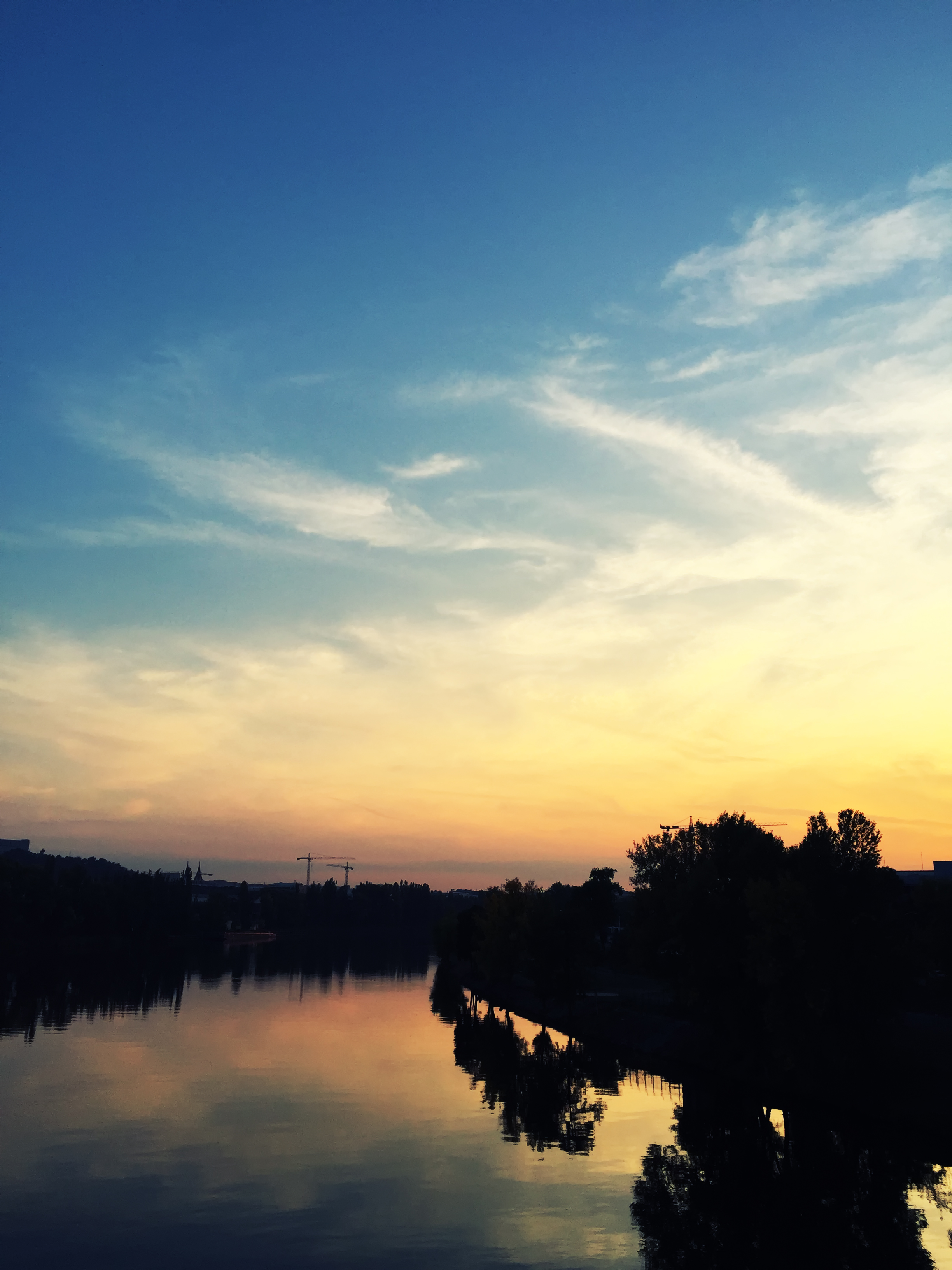 západ slunce u řeky