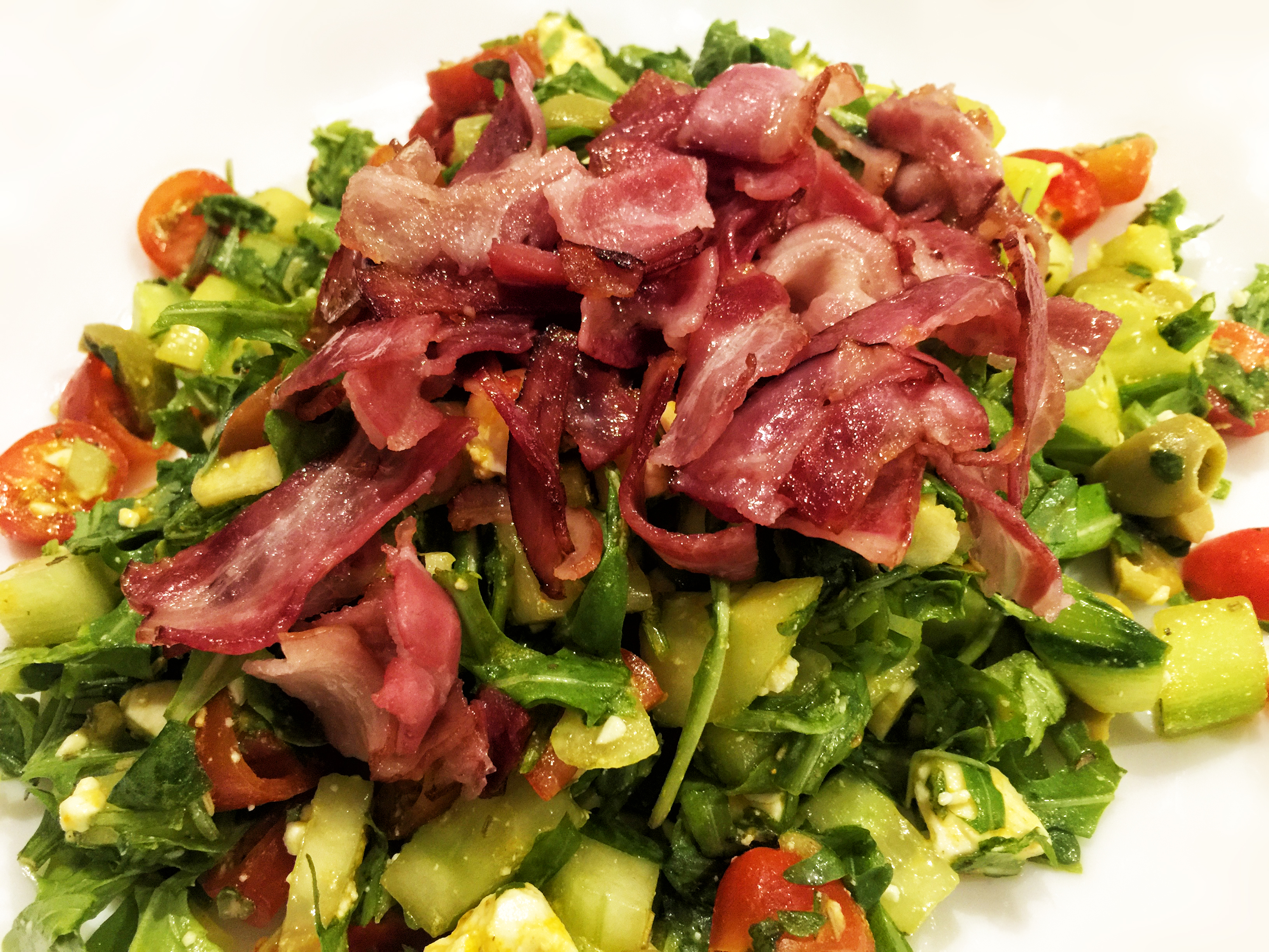 luxusní zeleninový salát se slaninou