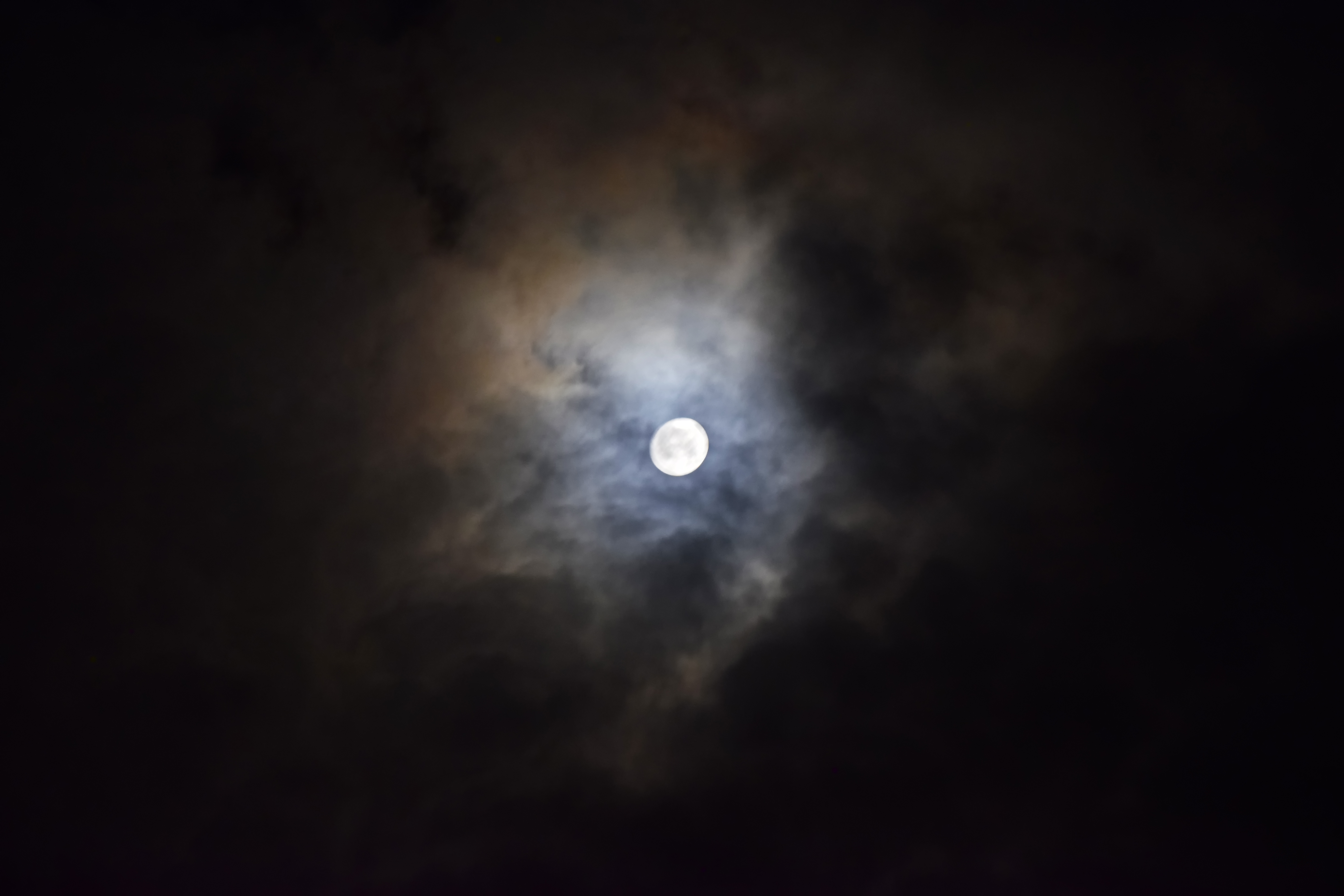 Noční Měsíc na obloze s mraky 