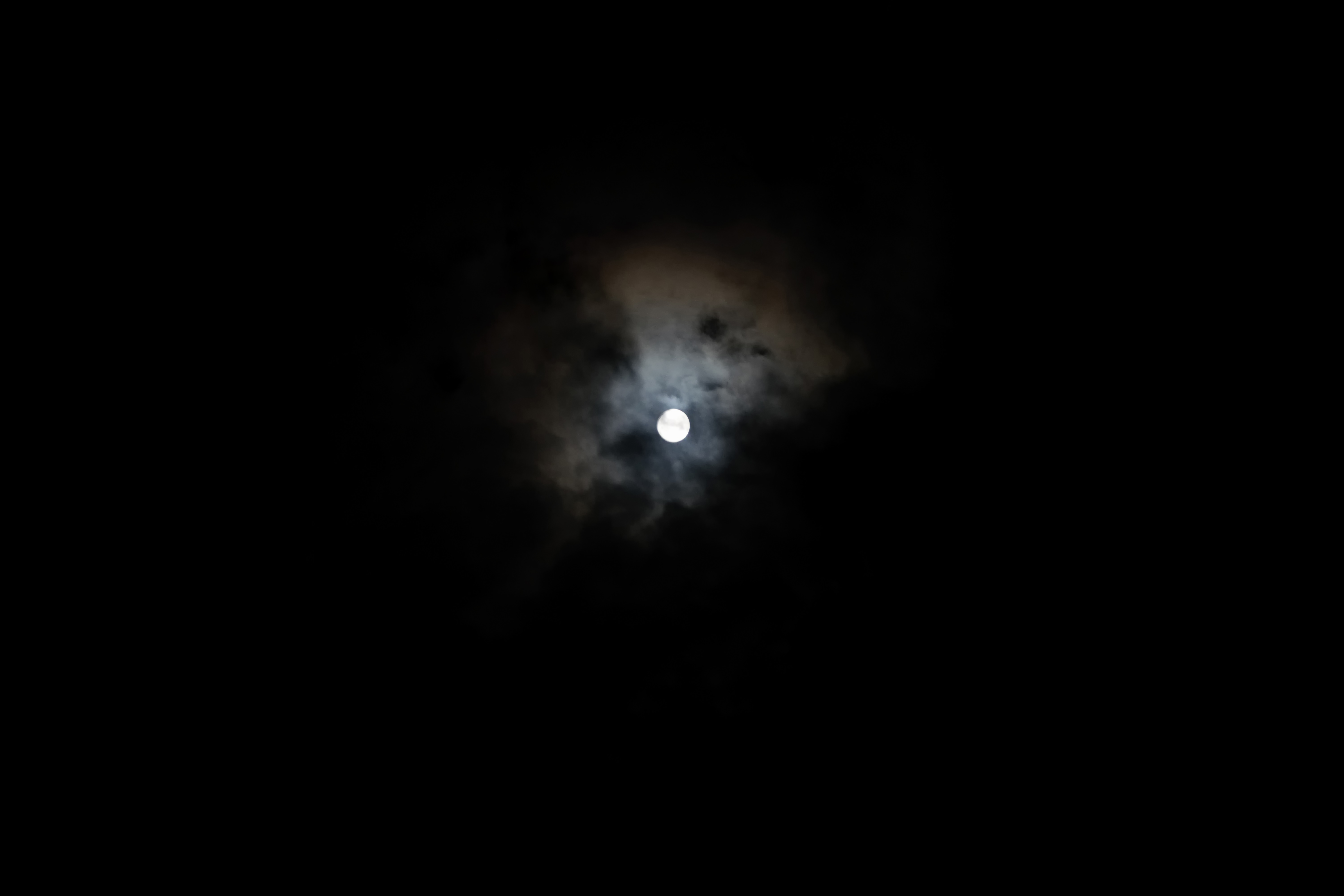 noční Měsíc na obloze s mraky 