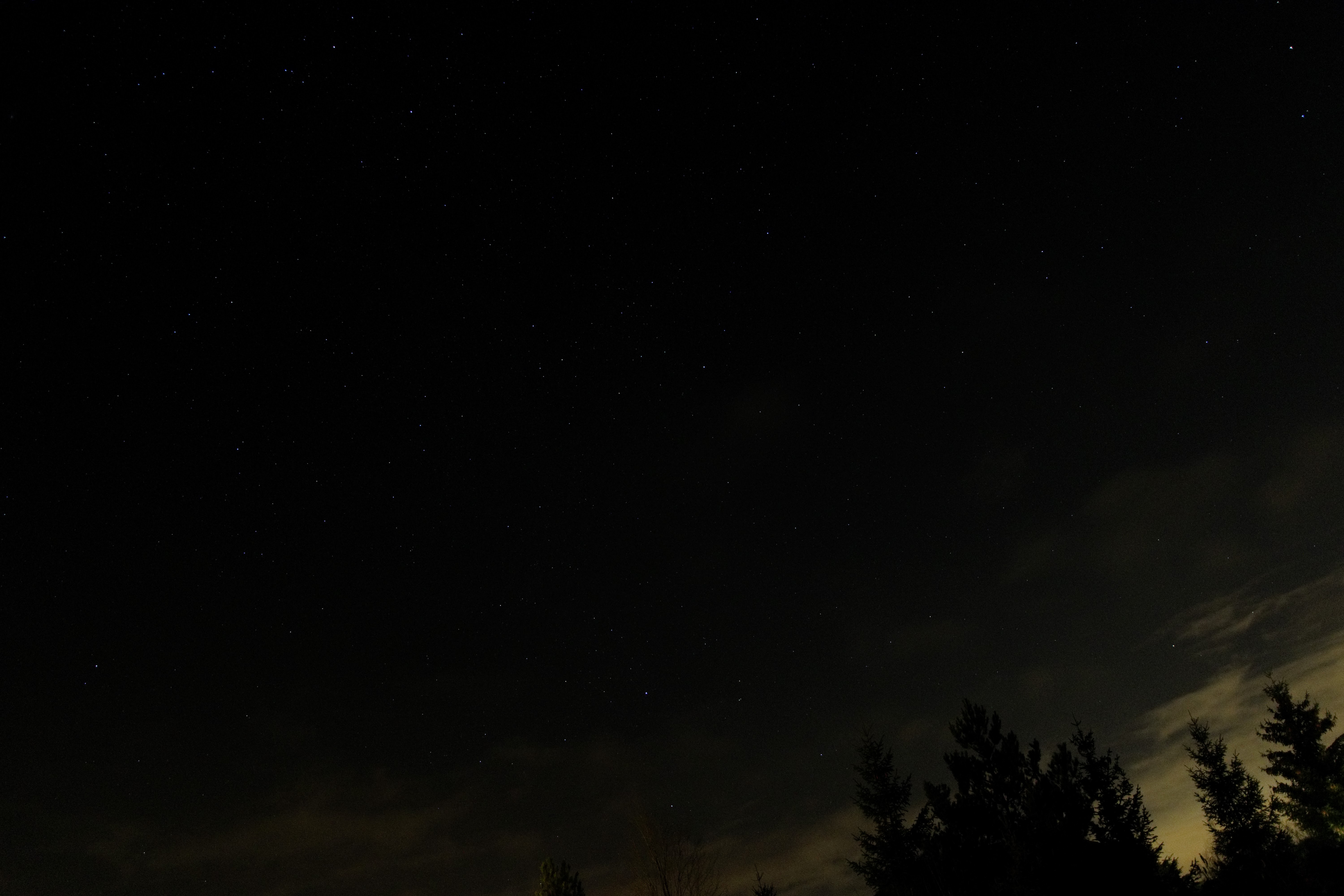 Noční obloha s hvězdami