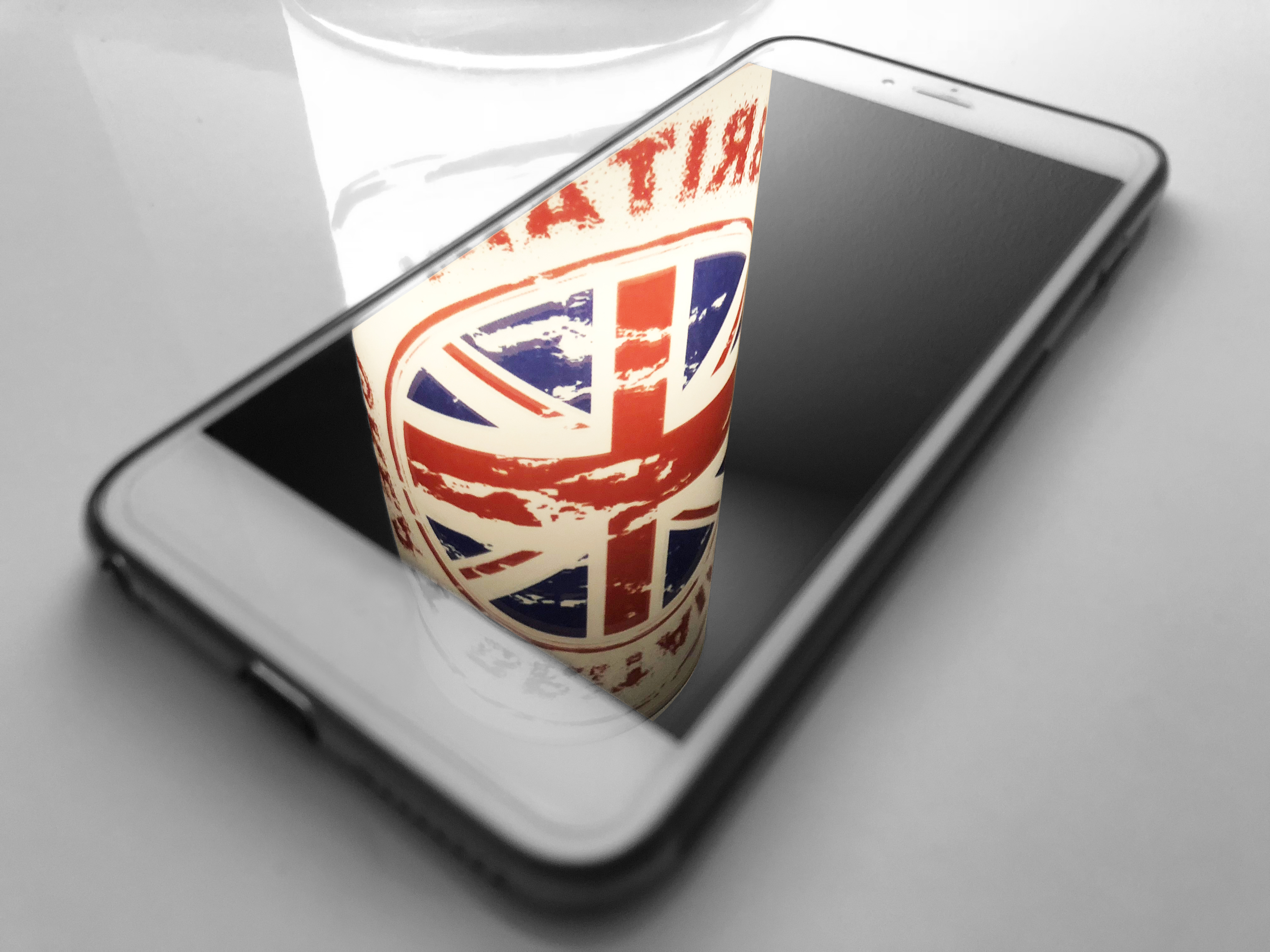 Mobilní telefon s britskou vlajkou