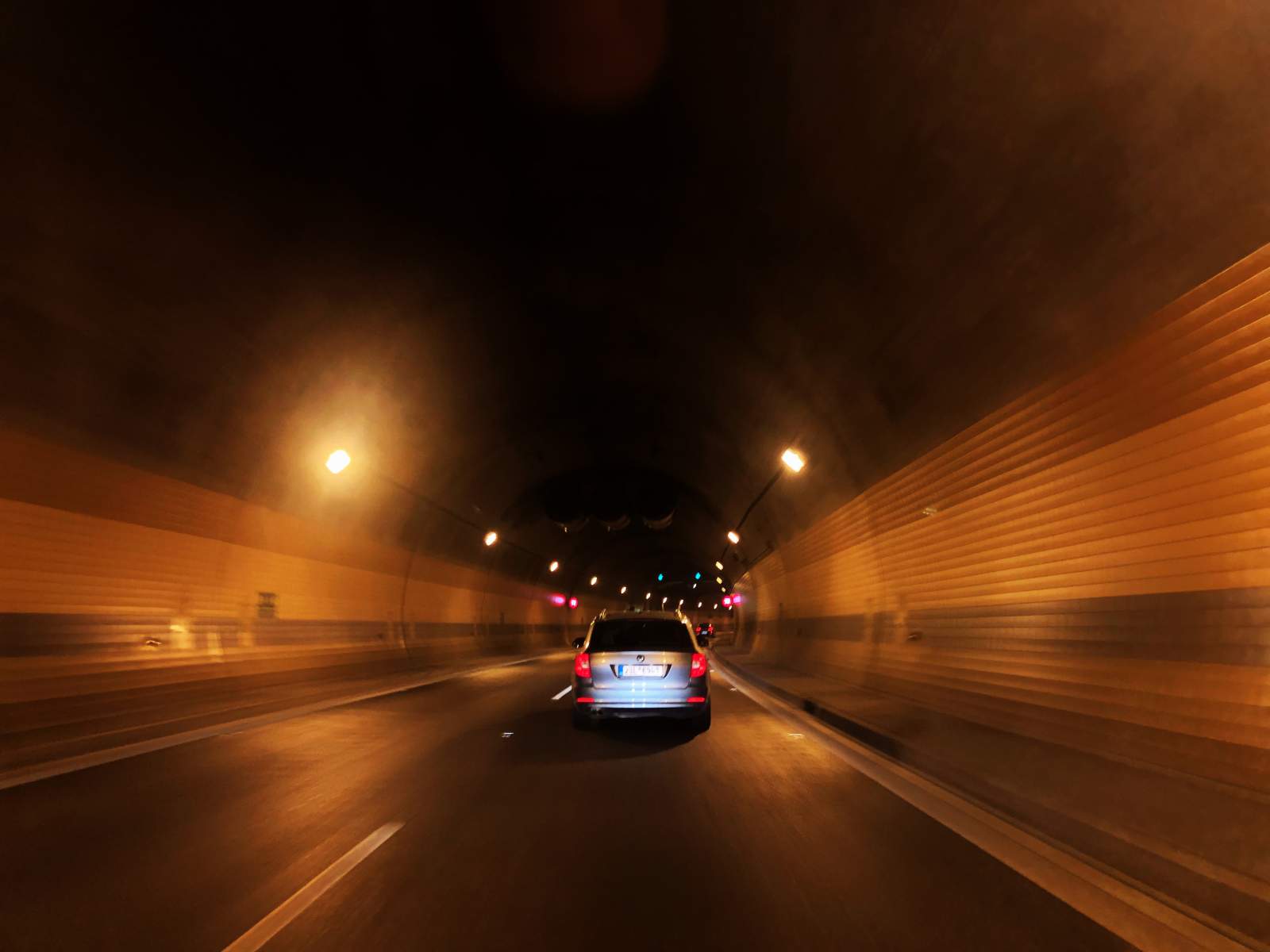 Auto v tunelu