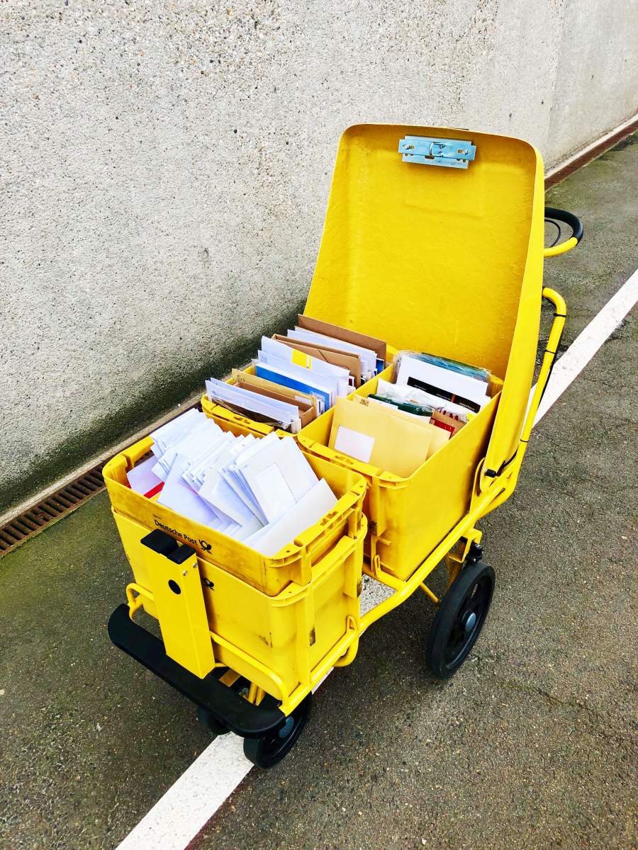 žlutý poštovní vozík 